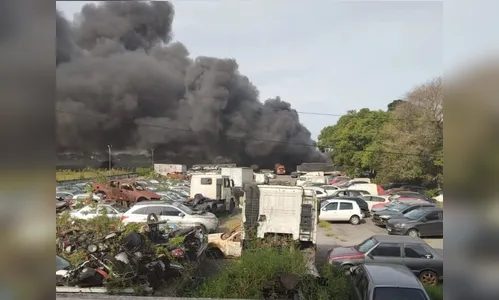Incêndio destrói carros em pátio de delegacia no Paraná