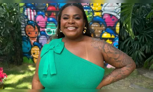 Jojo Todynho utiliza vestido pequeno e chama a atenção