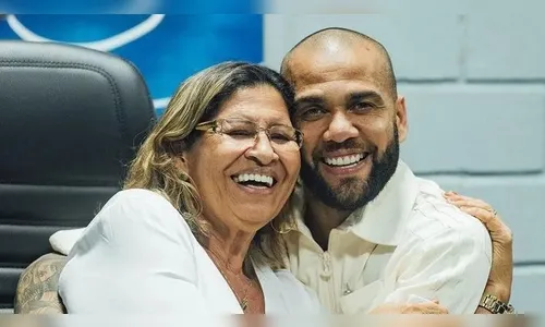 Mãe de Daniel Alves expõe mulher que acusa jogador de estupro