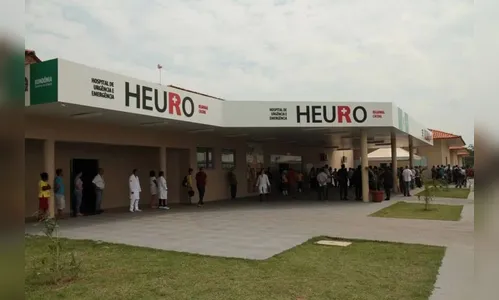 Menino de 2 anos é baleado na cabeça após disparo feito pela irmã