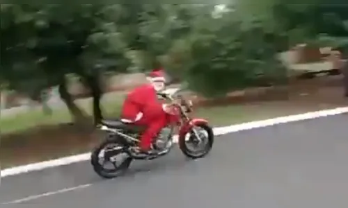 Viatura capota em perseguição a homem vestido de Papai Noel; vídeo