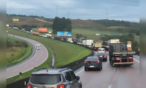 Viagem para o litoral do PR e de SC tem lentidão e filas; saiba mais