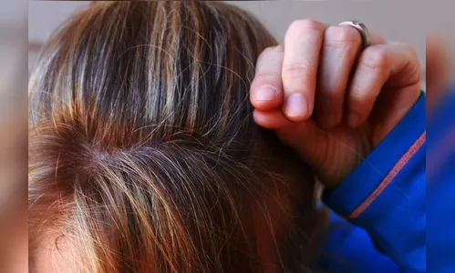 Mulher apanha de outra ao sair da academia e tem cabelo arrancado