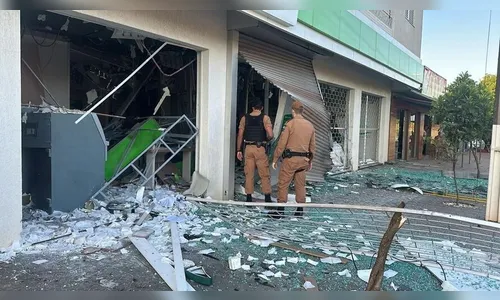 Homens invadem agência bancária e explodem caixas eletrônicos no PR