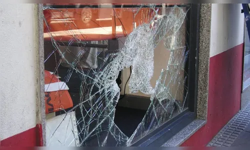Ladrões usam paver para quebrar vitrines e furtar 2 lojas em Apucarana
