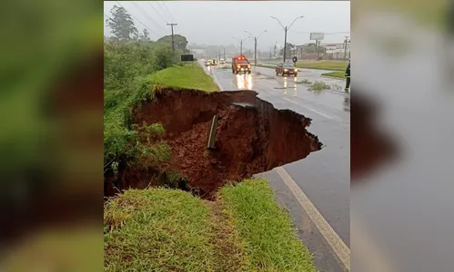 Cratera se forma na PR-323 durante chuva intensa em Umuarama