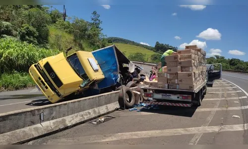 Carreta com pneus e cigarros tomba na BR-376; carga foi saqueada