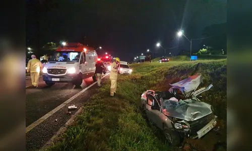 Pneu de Audi se solta e atinge carro que trafegava no sentido oposto