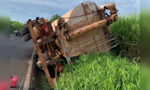 Caminhoneiro de 25 anos sai ileso após veículo tombar na PR-445