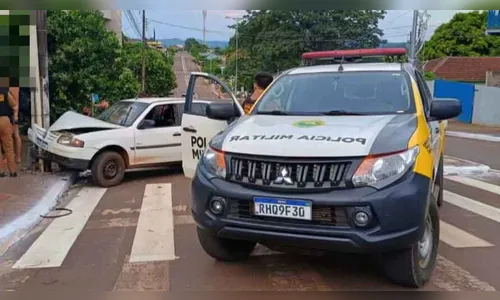 Motorista embriagado bate em poste e vai parar na delegacia