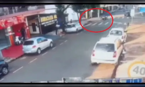 Idoso fratura as duas pernas após ser atropelado na faixa de pedestre