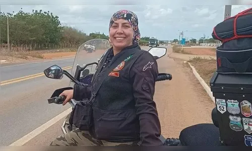 Mulher que viajava o Brasil de moto morre em acidente na BR-403