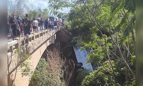 Ônibus cai de ponte na BR-116 e oito pessoas morrem