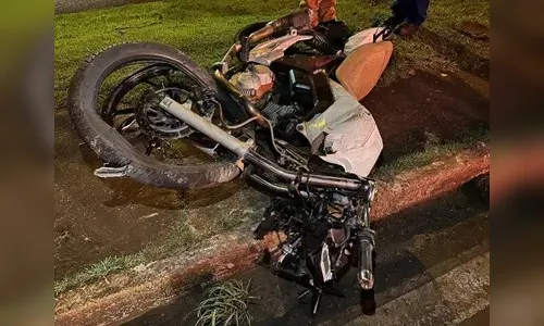 Motociclista sem CNH tenta fugir da PM e bate de frente com carro