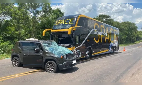 Criança fica em estado grave após colisão entre carro e ônibus no PR