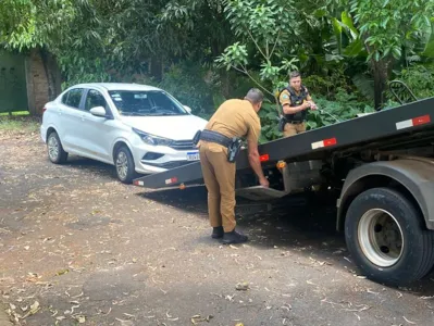 O carro, modelo Fiat Cronos Drive 1.3, foi localizado estacionado na Rua Argentina, no Jardim Diamantina