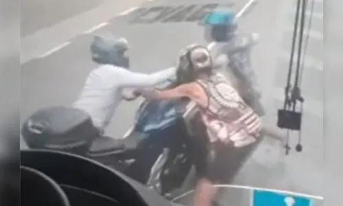 'Bandidos trapalhões' se assustam com buzinas e tapa de vítima; vídeo