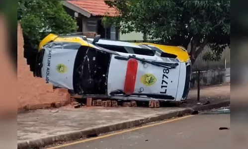 Policiais militares ficam feridos após viatura capotar em Arapongas