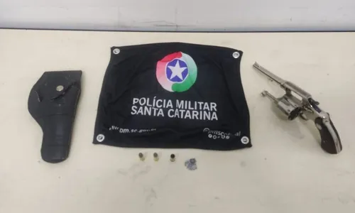 Filha tira revólver das mãos do pai e salva mãe de ser assassinada