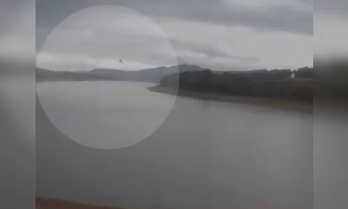 Helicóptero com quatro pessoas cai em lago em Minas Gerais; veja vídeo