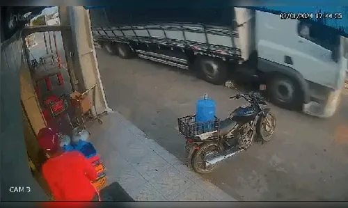 Vídeo: carreta tomba e motociclista escapa por pouco de ser esmagado