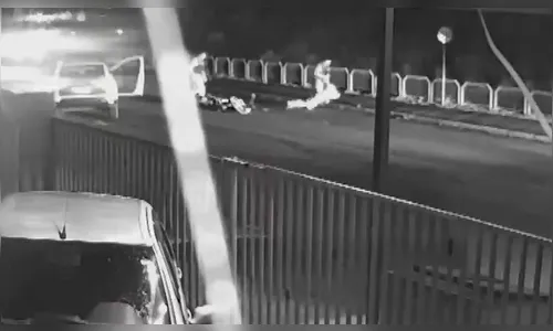 PM invade contramão, acerta moto e agride motociclista; veja vídeo