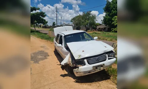 Homem em situação de rua furta carro de idoso e bate veículo