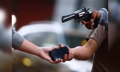 Rapaz é abordado por homem armado e tem celular roubado