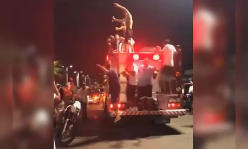 Turistas dançam funk em caminhão dos bombeiros durante incêndio