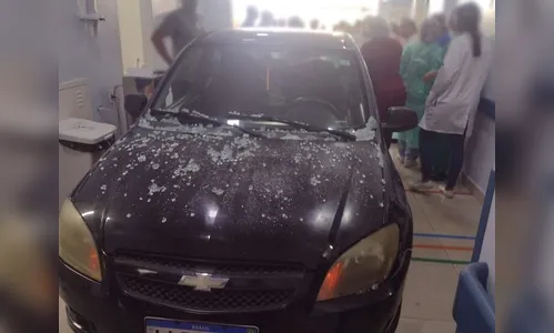 Insatisfeita, mulher joga carro dentro de recepção de hospital; vídeo