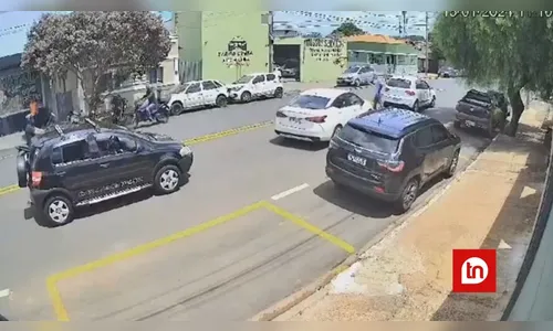 Motorista é prensado contra o próprio carro durante briga de trânsito