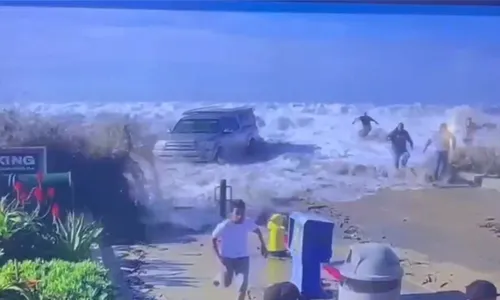 Onda ultrapassa faixa de areia, arrasta pessoas e deixa 8 feridos