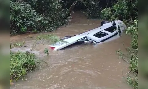 Criança de 6 anos morre após caminhonete ser arrastada por enxurrada