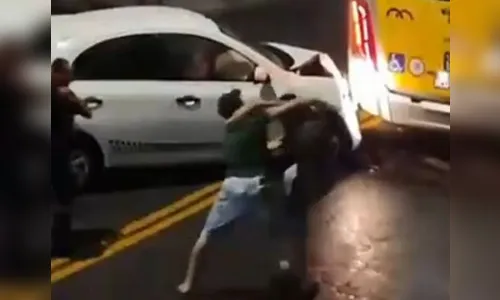 Homens trocam socos após colisão entre carro e ônibus; veja flagrante