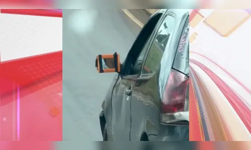 Motorista é flagrado usando espelho de banheiro no lugar do retrovisor
