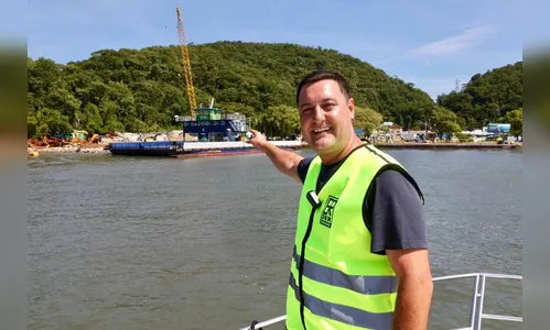 Obra da Ponte de Guaratuba-Matinhos recebe nova balsa de apoio