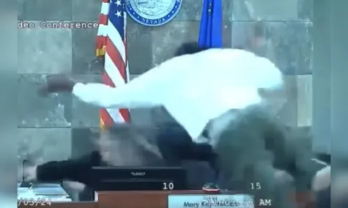 Réu 'voa' e ataca juíza durante julgamento nos EUA; veja o momento