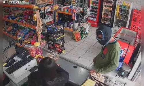 Ladrão invade supermercado com cueca na cabeça e vídeo viraliza; veja