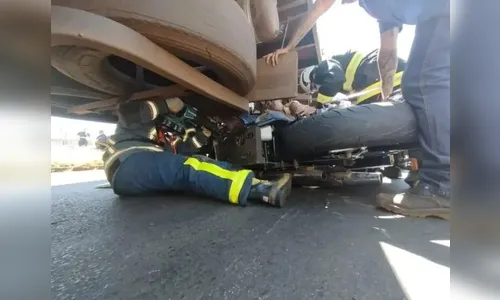 Câmera flagra acidente que deixou idoso preso embaixo de carreta; veja