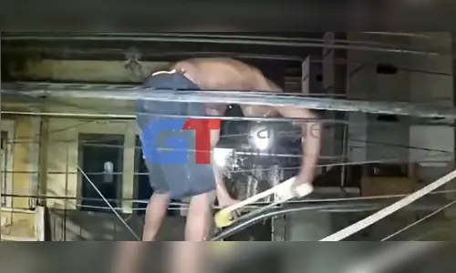 Ladrão cai no chão ao tentar furtar cabos elétricos com serra; vídeo