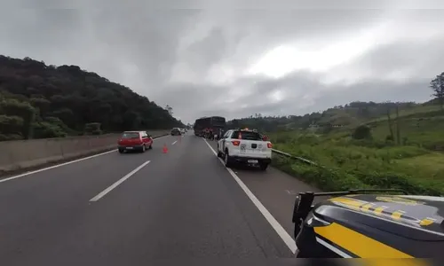 Pane em ônibus com 42 passageiros provoca interdição e filas na BR-277