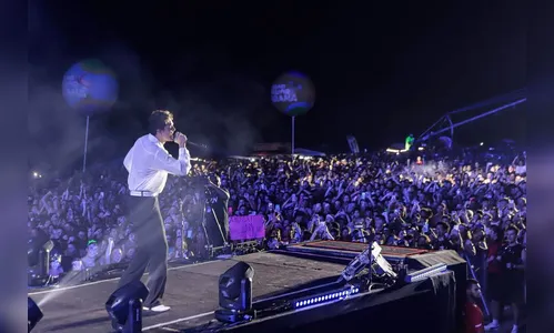 Luan Santana faz show em praia do PR com coro de 136 mil pessoas