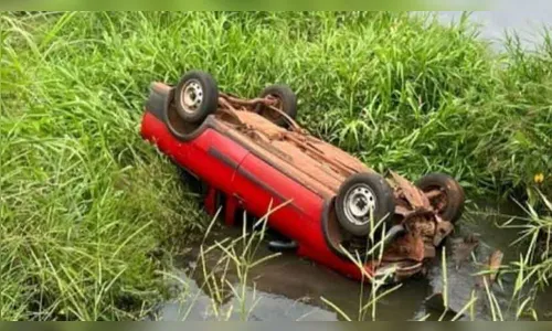 Idoso de 63 anos morre após carro capotar e cair em represa no Paraná
