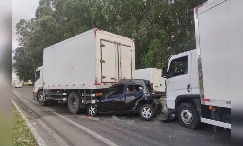 Engavetamento entre quatro veículos interdita via no Paraná