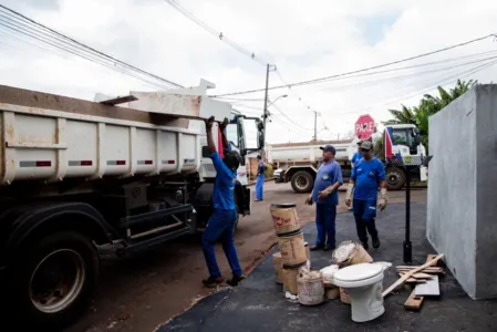 Os agentes de endemias estão percorrendo rua por rua de cada bairro