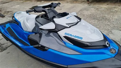 Os bandidos furtaram o jet-ski com a moradora dentro da residência.