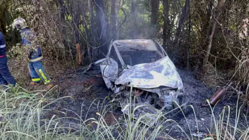 Os dois ocupantes do veículo conseguiram sair antes da explosão