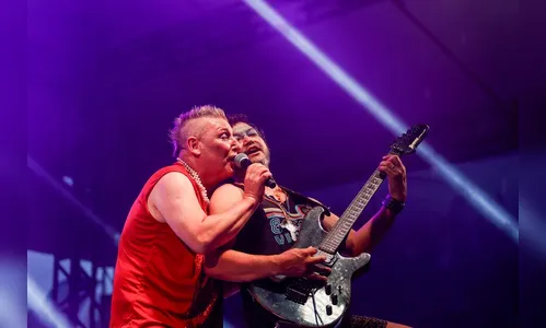 Sucessos dos anos 80 e 90 animam veranistas com shows à beira-mar