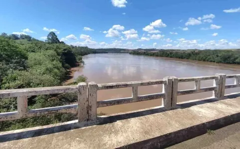 Ponte sobre o Rio Ivaií no Porto Ubá, em Lidianópolis