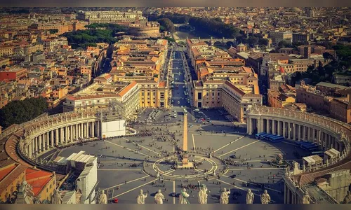 Vaticano rebate reação conservadora sobre bênçãos a casais gays